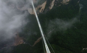 Chiny: zamknięto najwyższy szklany most na świecie