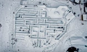 W Zakopanem powstał największy na świecie śnieżny labirynt. Powstał z ponad 60 tys. lodowych bloków 
